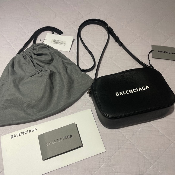 BALENCIAGA Everyday Black Leather Crossbody Camera Handbag Dust Bag MSRP $1250 - Picture 1 of 10